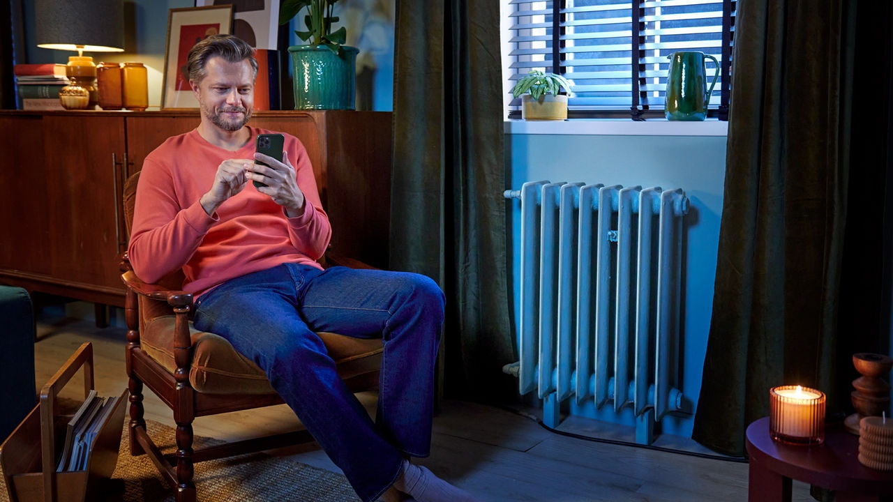 Hombre utilizando la app Onecta para controlar su equipo de aerotermia