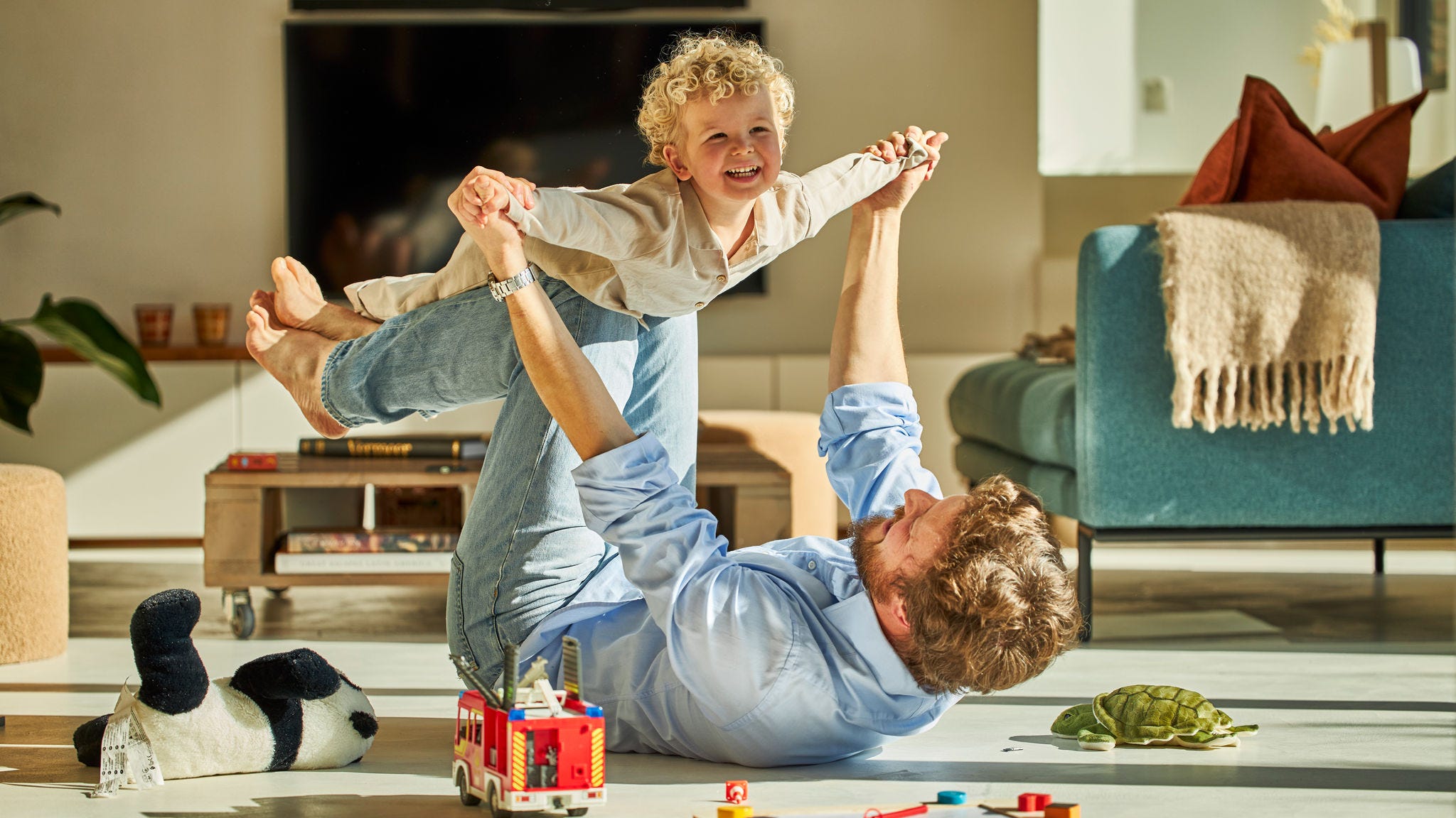 Padre y su hijo jugando juntos y disfrutando del aire fresco