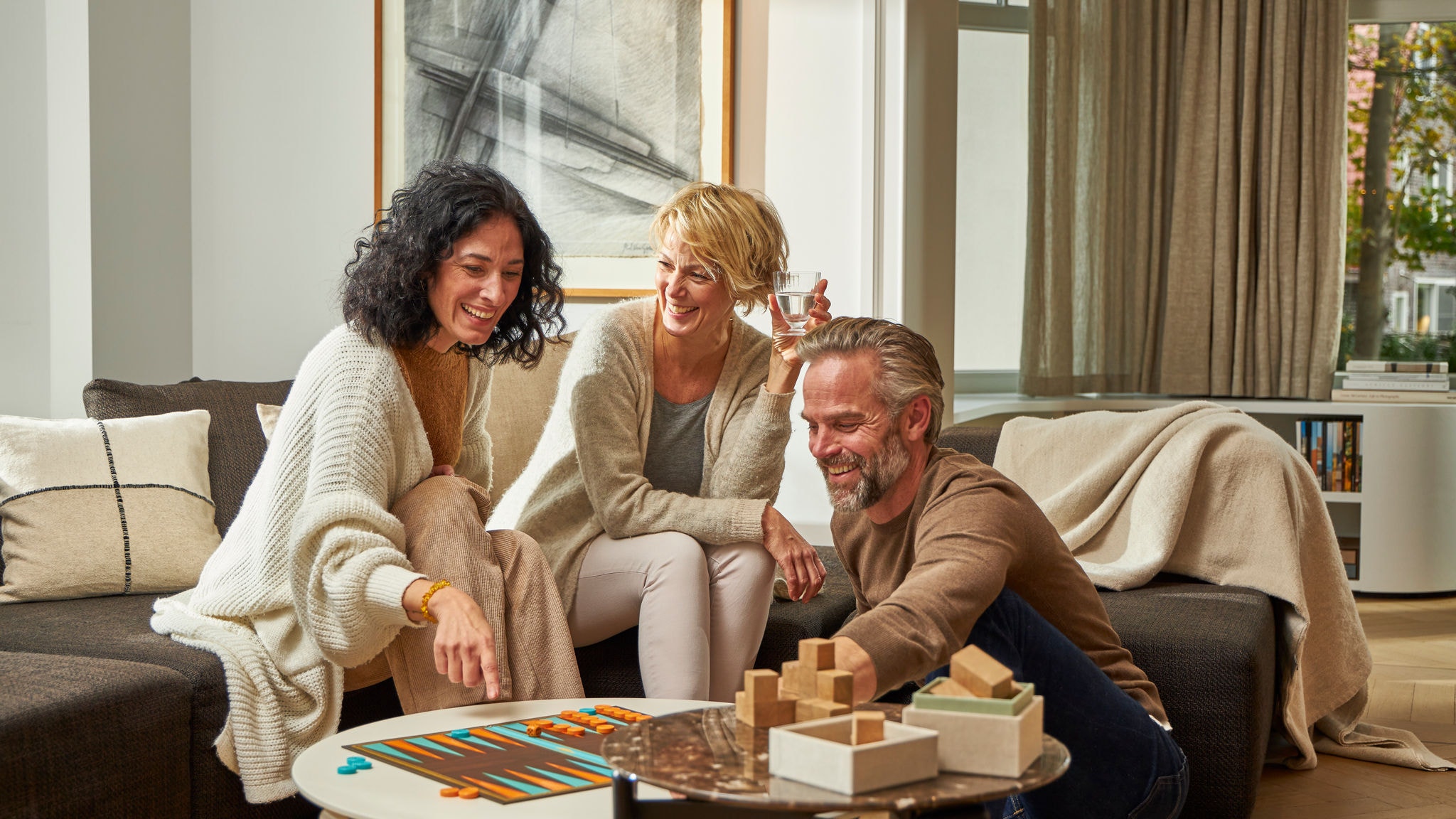 Amigos jugando a juegos de mesa mientras disfrutan de una temperatura ambiente perfecta