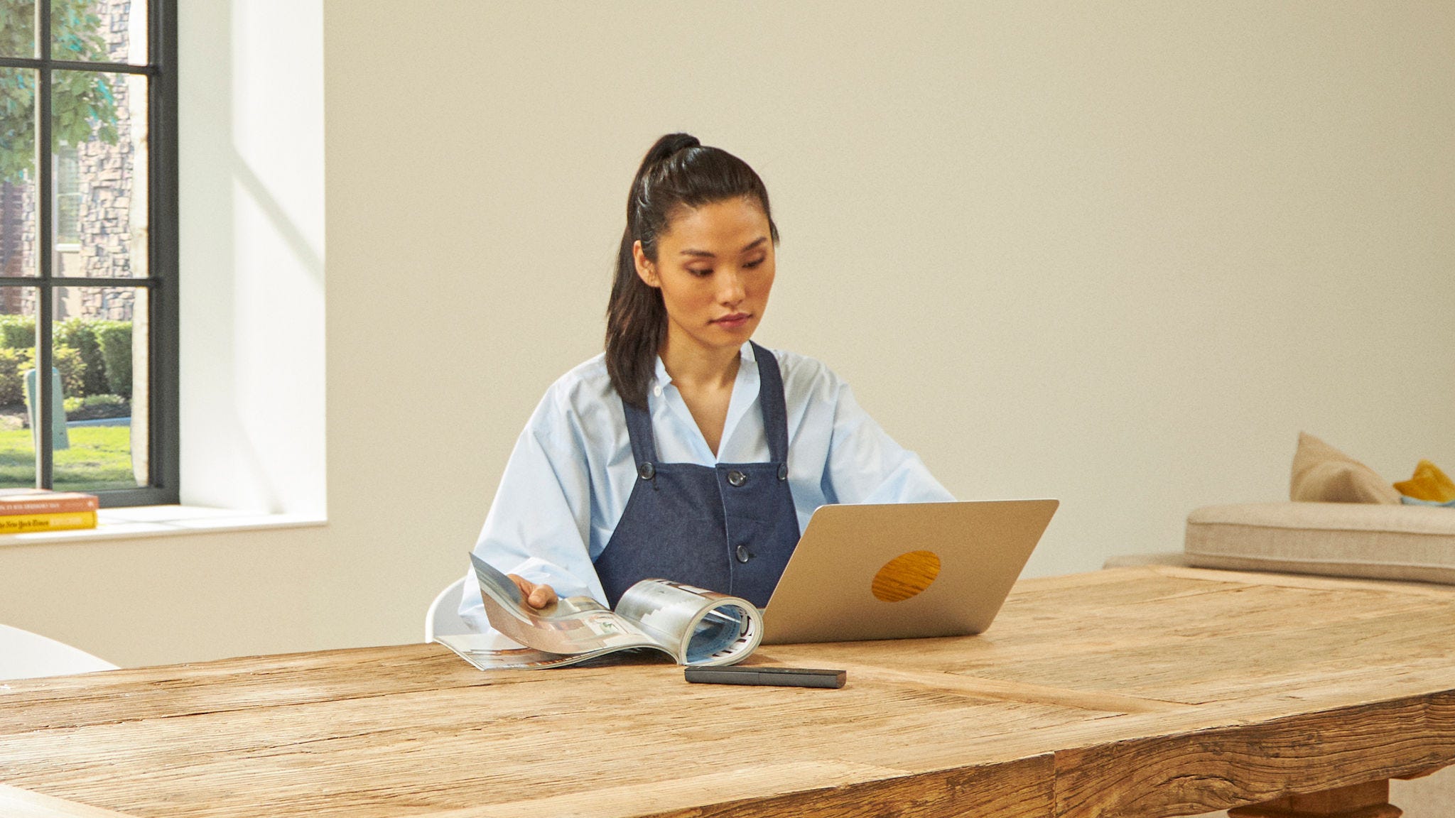 Mujer con su ordenador portátil