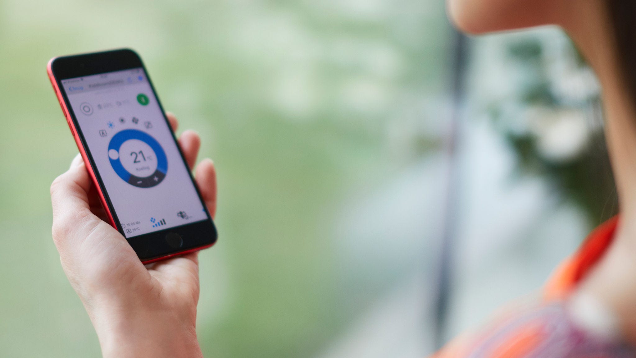 Una mujer utiliza una aplicación para controlar su calefacción