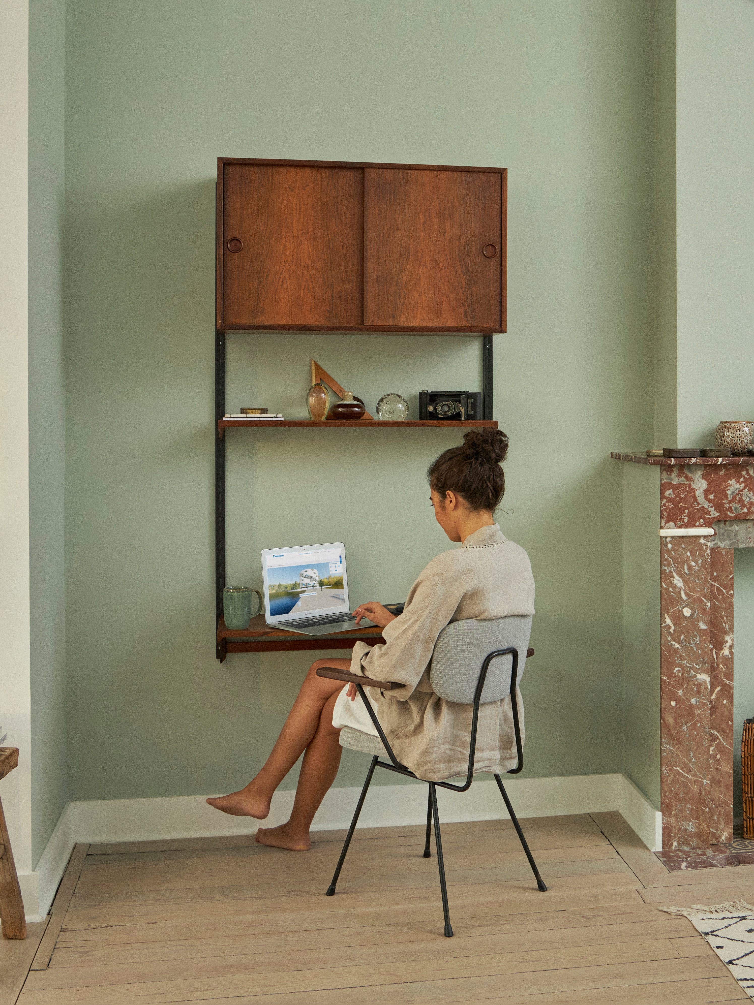 Woman sitting at her desk visiting the virtual experience centre on her laptop