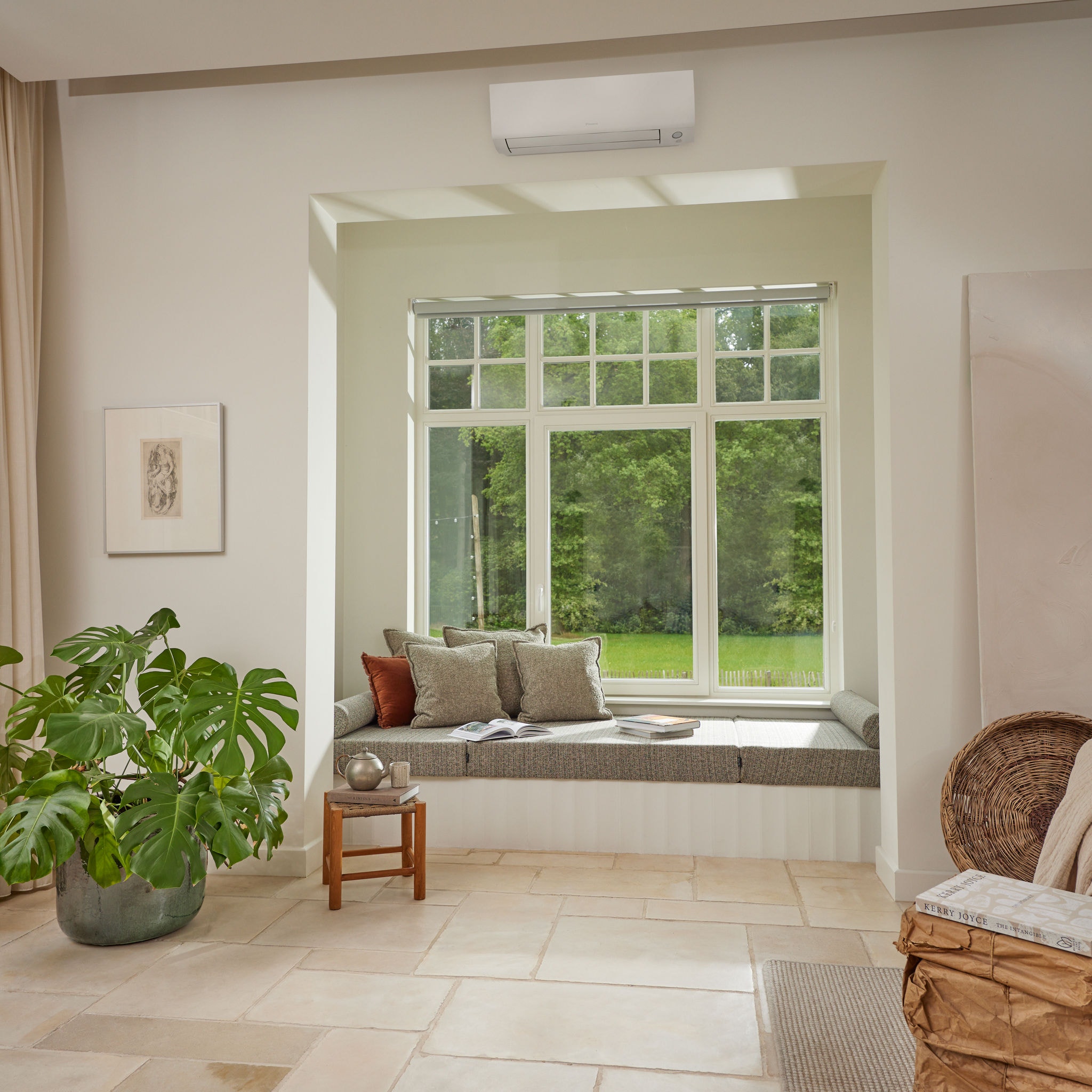 Sistema de aire acondicionado en la sala de estar, mostrando el confort y la calidez que proporcionan las soluciones de confort doméstico de Daikin