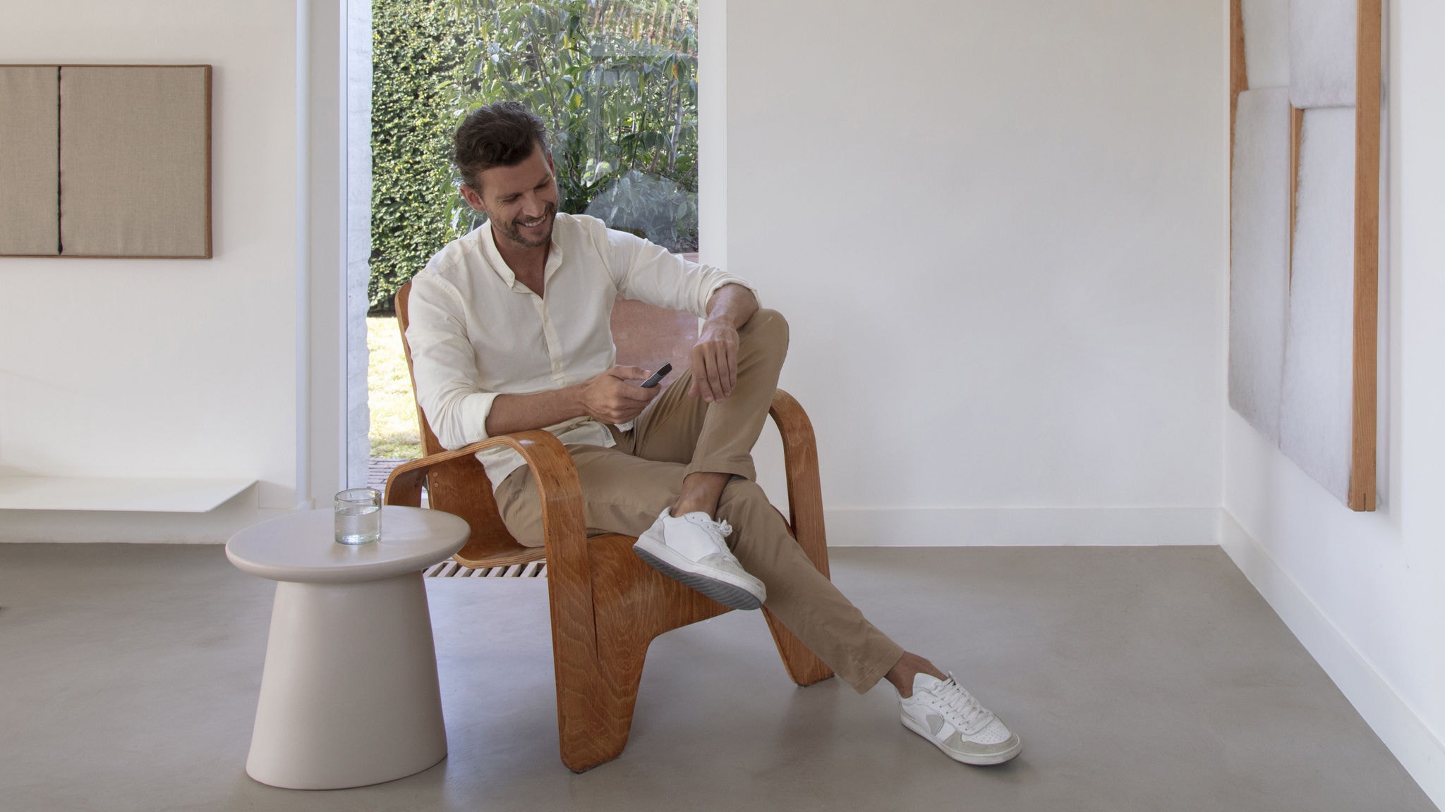 Hombre relajándose en una silla y disfrutando de la temperatura perfecta