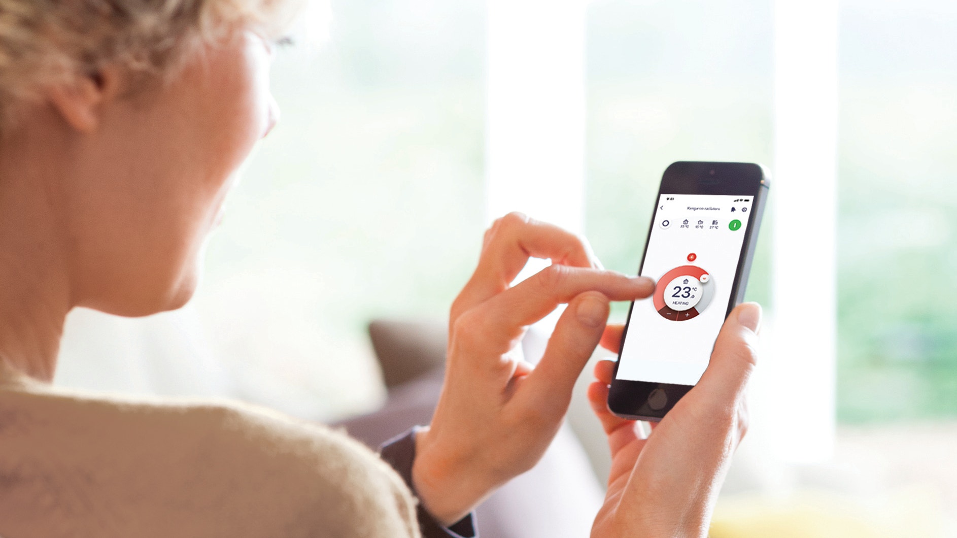 Mujer utilizando la aplicación Onecta en su smartphone