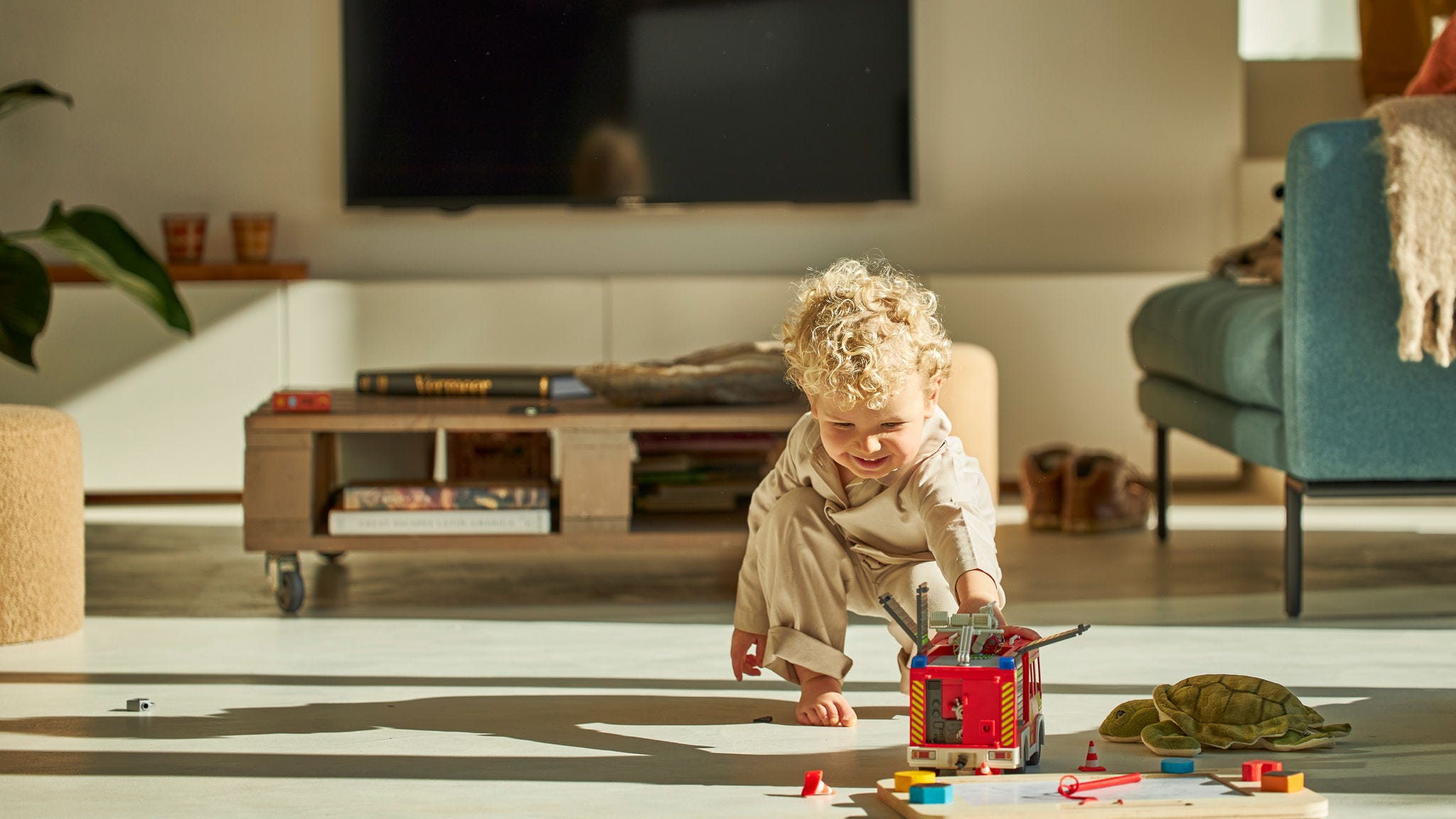 Un niño jugando con sus juguetes