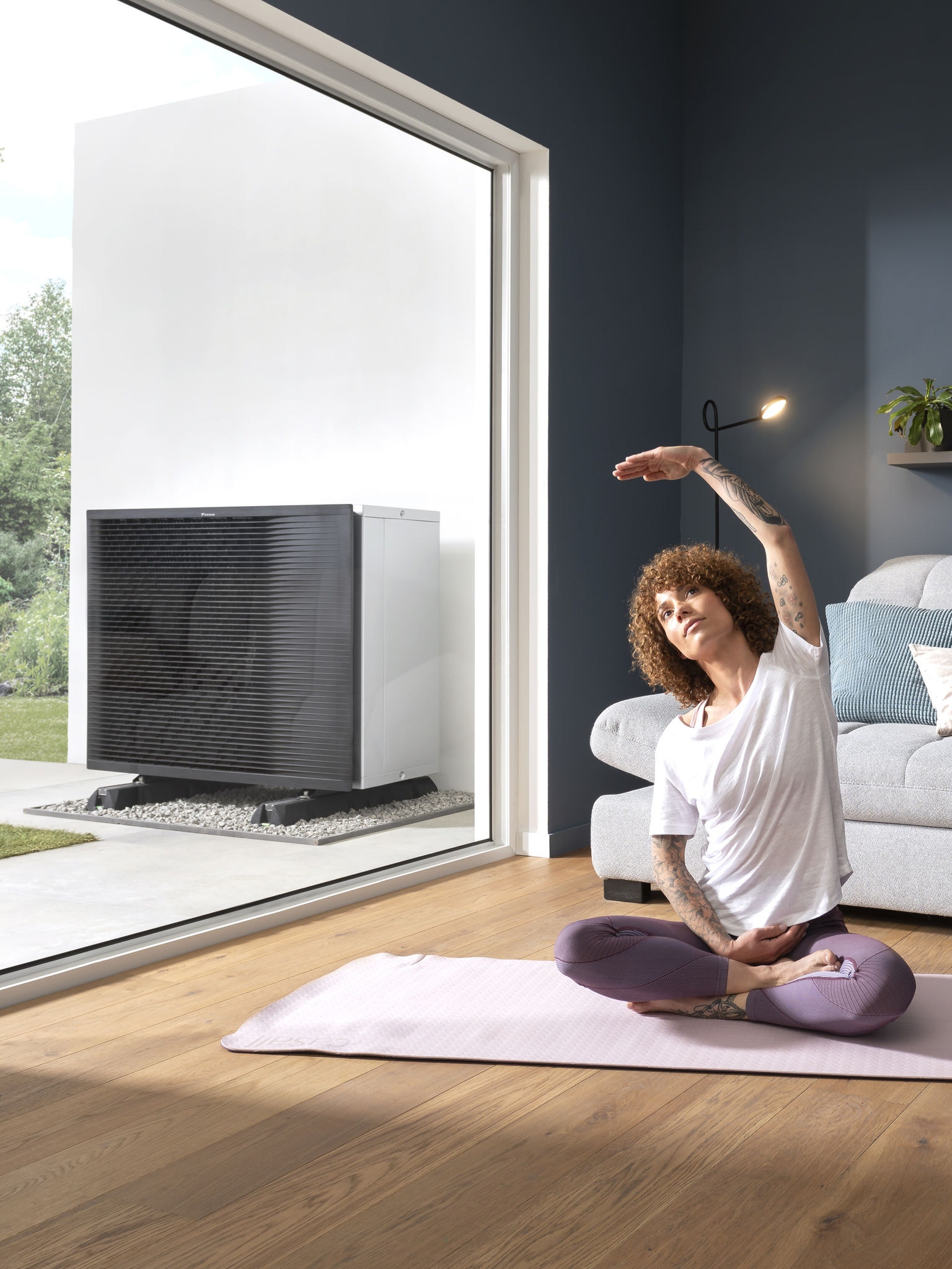 Mujer practicando yoga en su sala de estar